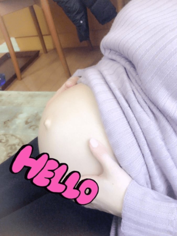 加護亜依、大きなお腹の出べそ妊婦姿を披露 2枚目