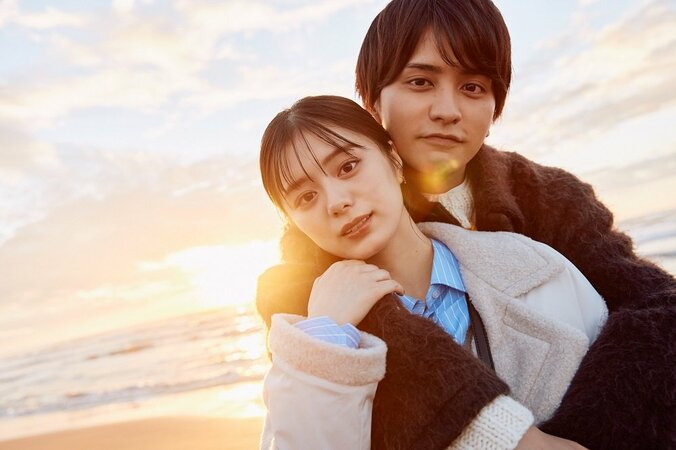 瀬戸利樹、夕暮れの海辺で紺野彩夏に我慢できず2度目のキス「帰りたくねぇな」『私たち結婚しました 4』9話 3枚目