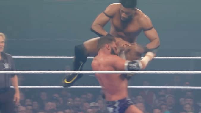 伝説彷彿の“とび膝蹴り”