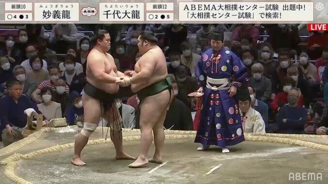 立ち合い不成立の力士が手を取り合い“ペコリ”　相撲ファン一瞬の光景に心がほっこり「見つめ合っちゃった」 1枚目