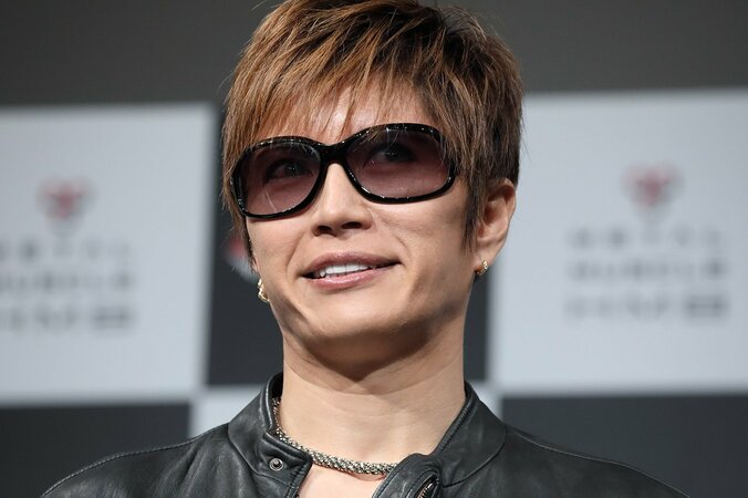 体脂肪率7% GACKTの腹筋チラ見せに女性記者たちがざわめく 1枚目