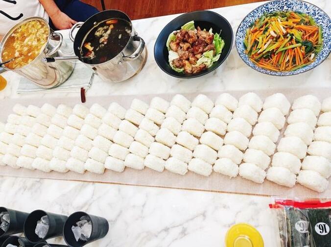 渡辺美奈代、おにぎりを100個作り用意した夕食「凄い量」「形もとっても綺麗」の声  1枚目