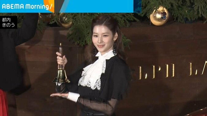 エレガントな黒いドレスをまとったSANA