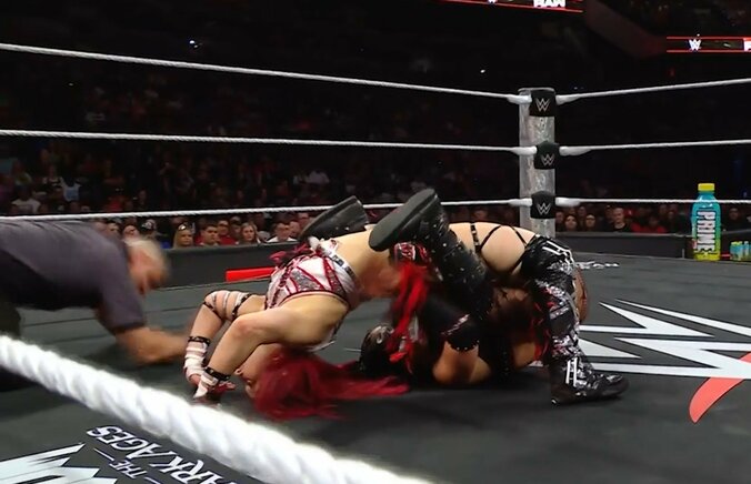 イヨとロクサーヌ・ペレスの丸め込み合戦