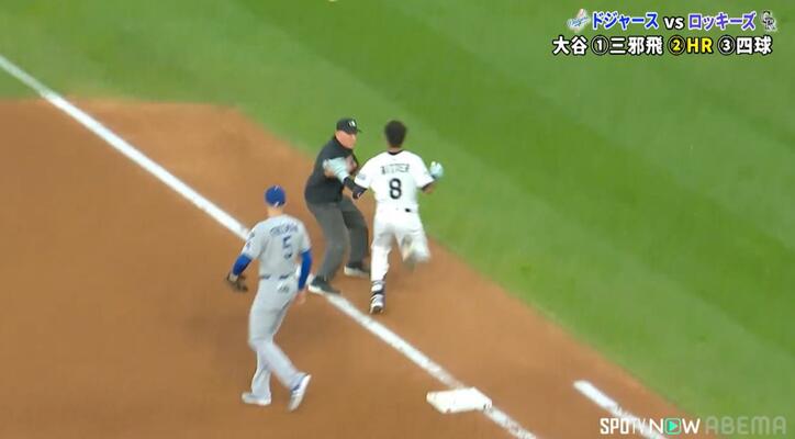 【写真・画像】審判が吹っ飛ばされた！ドジャース戦でまさかの光景…「タックルされた」「怪我すんなよw」珍事に心配の声が相次ぐ　1枚目