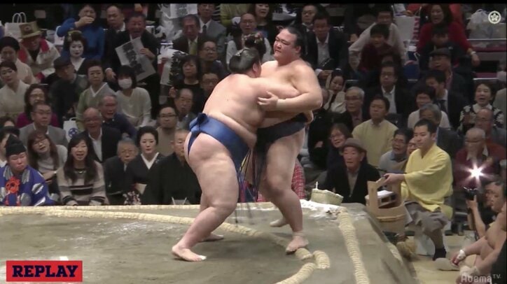 稀勢の里、三日目で早くも2敗目　逸ノ城に防戦一方