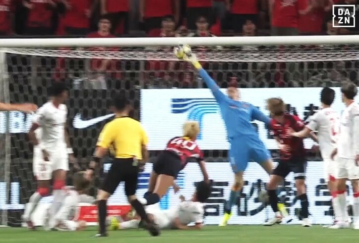 【写真・画像】Ｊリーグの“デリケートなジャッジ”で大論争！「瞬間的に消えろと？」「誤審ではない」「白黒はっきりしない」「この判定はムズい…」オフサイド判定で物議　1枚目