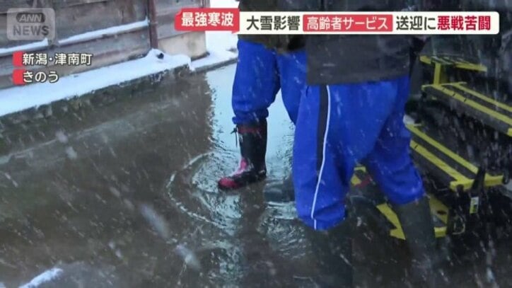 雪が解け、自宅前は水浸し