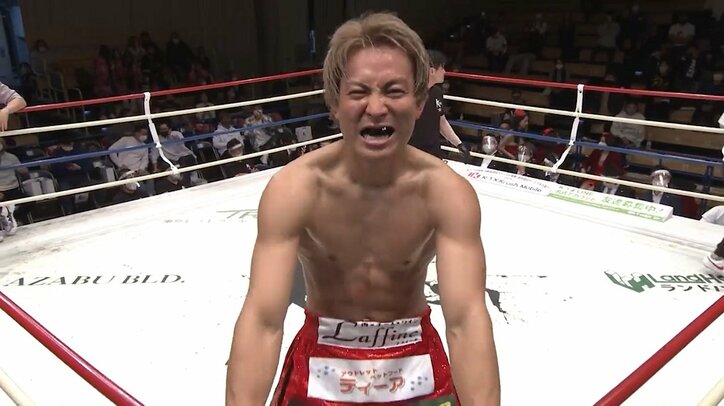 残り0秒、劇的KO決着！ 戦慄の右フックに「とてつもないパンチが入った」視聴者騒然