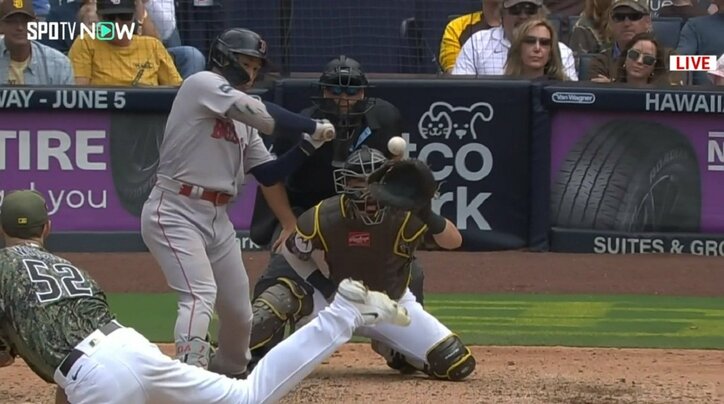 そこから落ち…ないんかい！吉田正尚、イメージ通りに落ちないボールに合わず三振 思わず顔が「むっ」