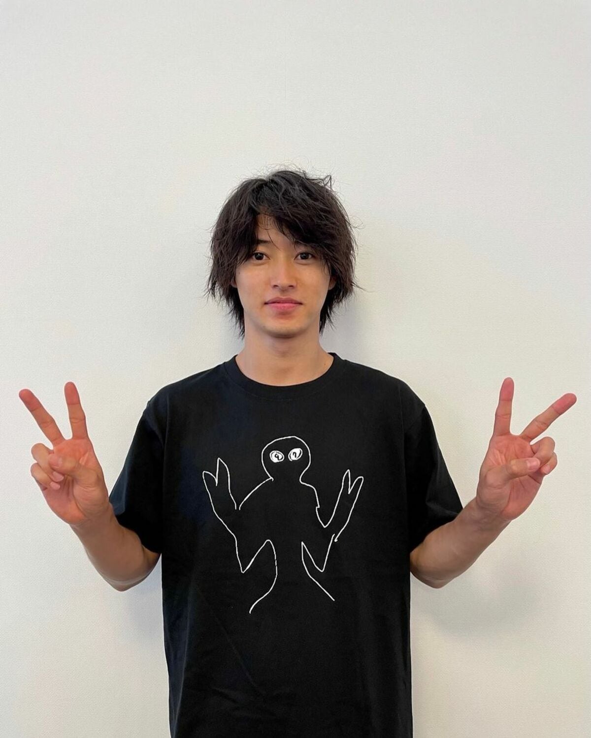 山崎賢人のダブルピースをしたお茶目なオフショットに 心臓に悪いほどかっこいい 最高 と称賛の声 話題 Abema Times