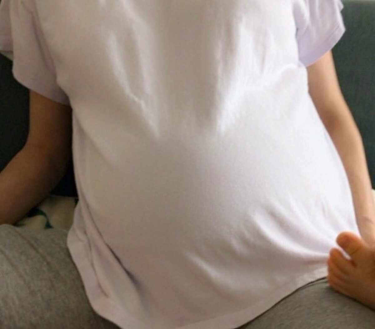 Hitomi 妊娠34週目の 大きな お腹を披露 歩くのは危険かな 話題 Abema Times