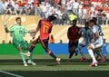 「首がもげそう」スペイン代表FWの“咄嗟の変態アシスト”が地味に脚光！「みんなもっと褒めてあげて」「よく落とした」【W杯決勝】