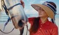 29歳美人経営者、イケメン夫とのお揃いコーデ&異次元セレブのバカンス風景に「王子じゃん」「どういう世界線!?」の声
