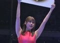 “浪速のピーチ姫”、K-1リングに降臨！ 熊田曜子に続きラウンドガール姿を披露「歩き方、可愛い」反響の声
