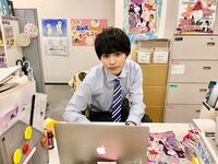 兵頭功海、スーツ姿の『片恋グルメ日記』オフショットに反響「星くんあざとすぎて罪です！！」