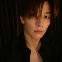 岩田剛典の胸元開いたアップショットに「色気ハンパない」「ヤバいしか言えん」とファン悶絶