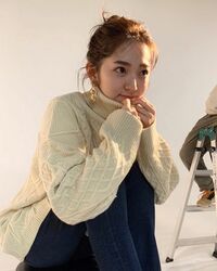 「まさに女神降臨」「癒されます」鈴木愛理の大人っぽいデコ出しヘアに称賛の声