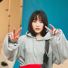 のん パーカーに合わせた 柔らかいピース ショットに 超絶かわいい 世界一可愛い の声 話題 Abema Times