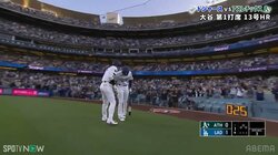 大谷翔平、後続打者に“情報伝達”？先頭打者の役割キッチリ！13号ソロ弾直後の姿が話題「何話してる？」「コソコソ話」