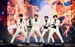 TOMORROW X TOGETHER、白スーツで『Good Boy Gone Bad』披露！完璧パフォーマンスで会場を席巻【2022 K GLOBAL HEART DREAM AWARDS】