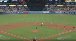 ボールどこ行った…！？ 大谷翔平、“高速”特大アーチは「ロケット弾」 打球速度183キロでバックスクリーンに着弾… ファンがドン引き「飛ばしすぎw」「飛距離ヤバいな」