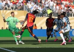 「首がもげそう」スペイン代表FWの“咄嗟の変態アシスト”が地味に脚光！「みんなもっと褒めてあげて」「よく落とした」【W杯決勝】