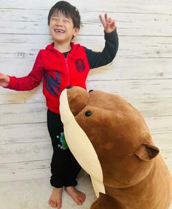  ココリコ・遠藤の妻、次男が駄々をこねてくじを引いた結果「まさかの1等が当たって」 