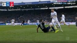 衝撃のイエローカード10枚！「退場だろ」「なんだこの試合…」突っ込んできた相手に“正面衝突タックル”炸裂→吹っ飛ばしてノックアウトした瞬間