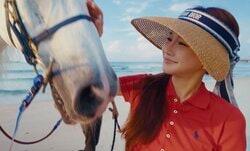 29歳美人経営者、イケメン夫とのお揃いコーデ＆異次元セレブのバカンス風景に「王子じゃん」「どういう世界線！？」の声