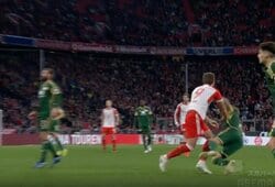 「この試合怖すぎる」「2回目の乱闘！」激しい体当たり→ブチギレて柔道技ばりにブン投げる瞬間　メンチ切り合いからの乱闘勃発にスタジアム騒然