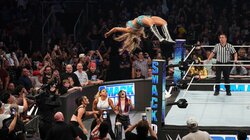 女子レスラーが空から降ってきた！？ 衝撃の場外“月面水爆”に現地実況も“驚愕” 「一体、彼女は何をしているんだ！？」場内どよめき