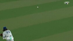 どうしたドジャース！？誰もいない一塁へ外野手が全力送球の謎プレー「無人ベース送球」「強豪チームとは思えないぞ」