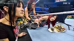 女子王者イヨ・スカイがテーブル破壊の大技にKOの衝撃…クリスマスの“何でもあり”デスマッチで屈辱の敗戦！ 年明けにベルト賭けリベンジ戦へ