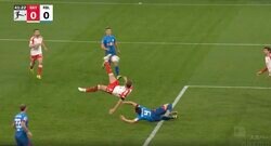 スタジアム騒然！「怖っ…」「マジかよ」ピッチ上の全員が騙された… 意表をついたオーバーヘッドシュートが炸裂した瞬間　バイエルンの怪物エースFWが驚愕の一撃