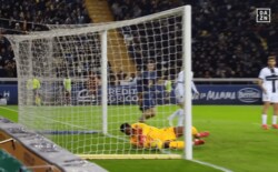 「人間をやめたんか！」鈴木彩艶の“１ミリ神セーブ”が話題沸騰「信じられない」「凄すぎる」２連続ミラクルに絶賛の嵐