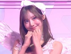 人気キャバ嬢・きほ、長い美脚が目を引くセクシーなミニスカ天使コスプレ披露！