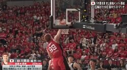 これは桜木花道！ 渡邊雄太も大興奮… ド派手赤髪の大男・川真田紘也が叩きこんだ“豪快ワンハンドスラムダンク”がエグすぎると話題に