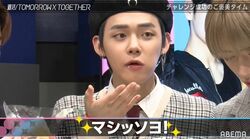 口にクリームをつけモグモグ！TOMORROW X TOGETHER、高級フルーツサンドが美味しすぎて大興奮