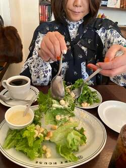  堀ちえみの夫、妻と行列が出来る店で堪能した美味しい料理「1時間待ちもある」 