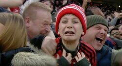 中継に一瞬映ったスタンドの少年が世界中で大バズり！ 歴史的な劇的逆転ゴール→少年ファンの喜び方がハンパじゃない瞬間