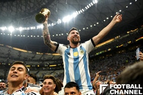 勝者の去り際は「王者が行くぞ！」の大合唱。W杯制したメッシ「僕に欠けていたものがここにある」