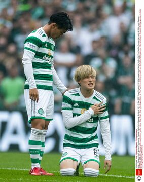 「何してんだｗ」「心が浄化される」FW古橋亨梧が開始5分で負傷交代も、「大はしゃぎ→ズッコケ転倒」事件発生！ 「かわいいがすぎる」とファン絶賛の一連行動