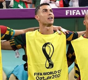 「なんてカオスだ」先発11人よりベンチのロナウド…ポルトガル国歌時のカメラマン大混雑に海外反響！「他の選手があまりに気の毒だ…」【W杯】