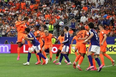 写真・画像】「公式の人違い？」「鎌田の1mmやん」日本代表まさかの