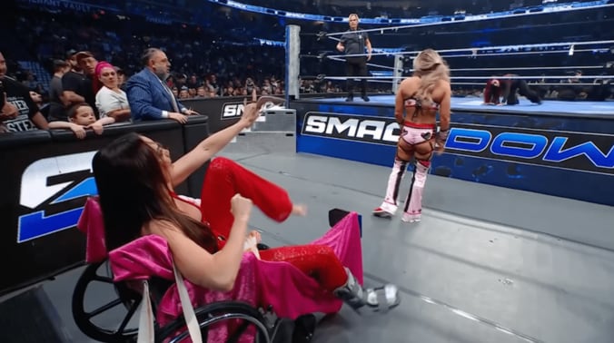 車椅子に座ってヤジを飛ばすチェルシー