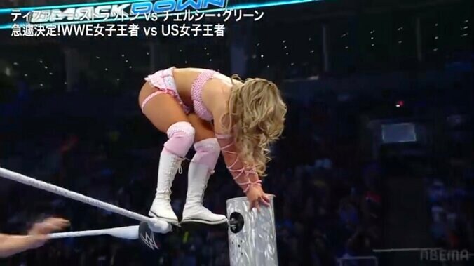 コーナー最上段に登るティファニー