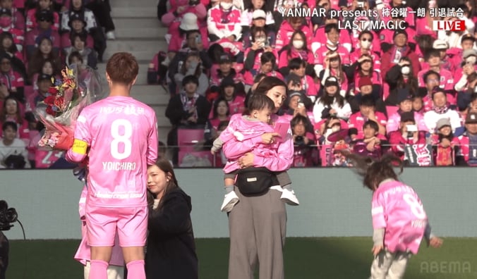 「美人やなあ」丸高愛実、夫・柿谷曜一朗の引退試合にサプライズ登場！「ほんまいい奥様」「一緒にお辞儀するの素敵」家族愛が脚光 5枚目