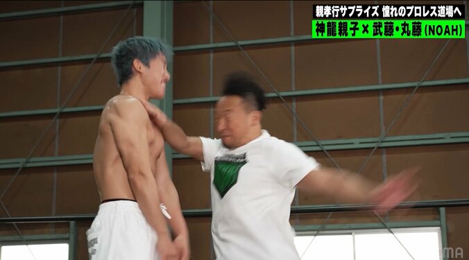 「プロレスラーやばい！」神龍誠、おねだりが裏目…NOAH丸藤の水平チョップに悶絶 胸には“くっきり”手の跡が 4枚目
