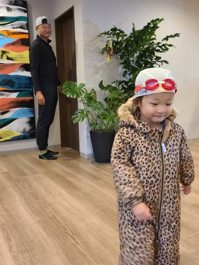  小原正子、夫・マック鈴木がニヤニヤした娘の姿「きにいってくれました」  1枚目